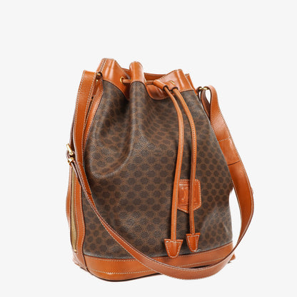 CELINE Vintage Macadam Triomphe Beuteltasche mit Kordelzug in Braun