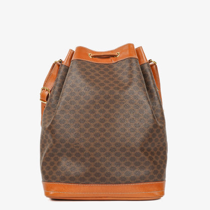 CELINE Vintage Macadam Triomphe Beuteltasche mit Kordelzug in Braun