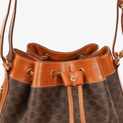 CELINE Vintage Macadam Triomphe Beuteltasche mit Kordelzug in Braun