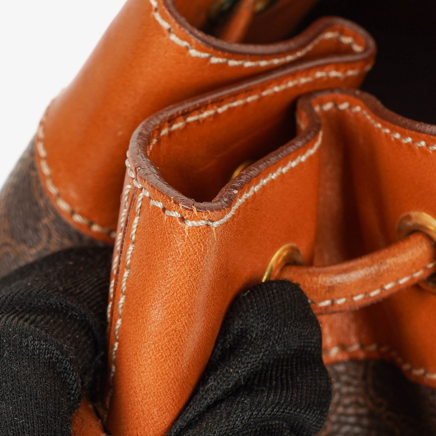 CELINE Vintage Macadam Triomphe Beuteltasche mit Kordelzug in Braun