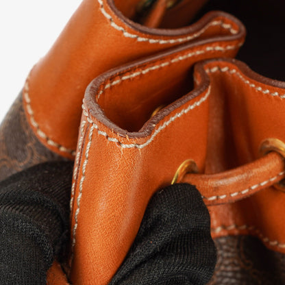 CELINE Vintage Macadam Triomphe Beuteltasche mit Kordelzug in Braun