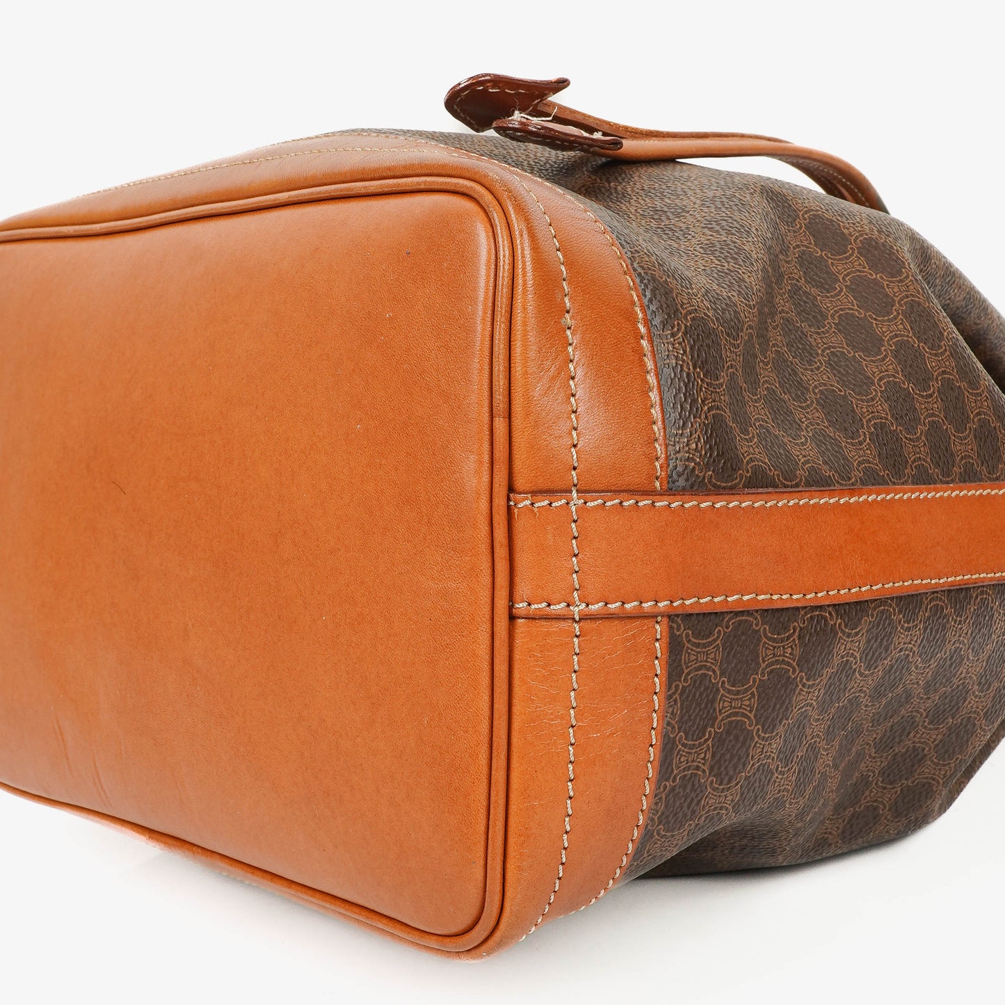 CELINE Vintage Macadam Triomphe Beuteltasche mit Kordelzug in Braun