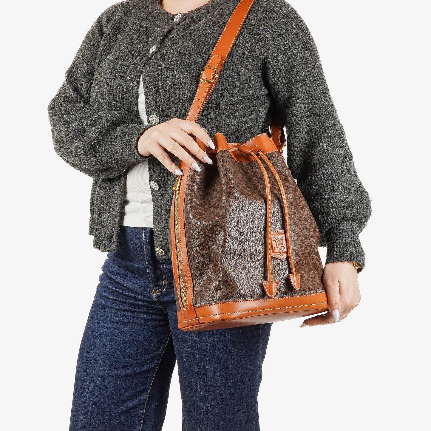 CELINE Vintage Macadam Triomphe Beuteltasche mit Kordelzug in Braun