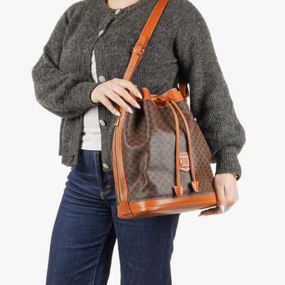 CELINE Vintage Macadam Triomphe Beuteltasche mit Kordelzug in Braun
