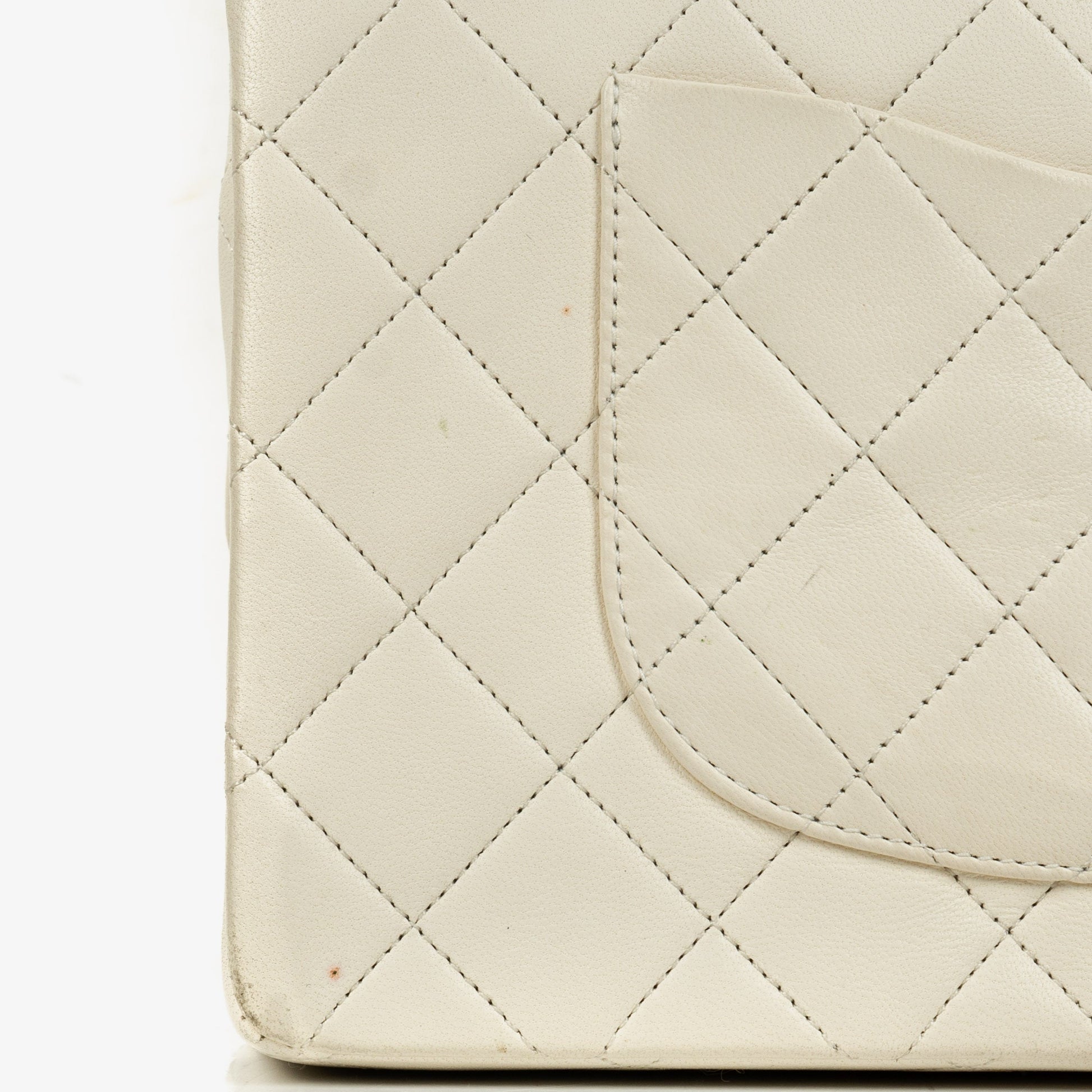 Chanel Medium Classic Vintage Double Flap Tasche aus weißem gestepptem Lammleder mit 24K-vergoldeter Hardware