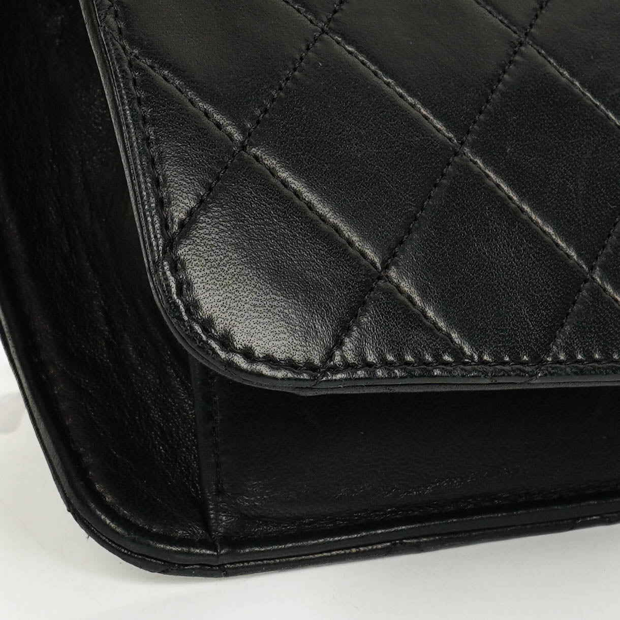 Chanel Classic Single Flap Bag aus schwarzem gestepptem Lammleder mit 24K vergoldeter Hardware