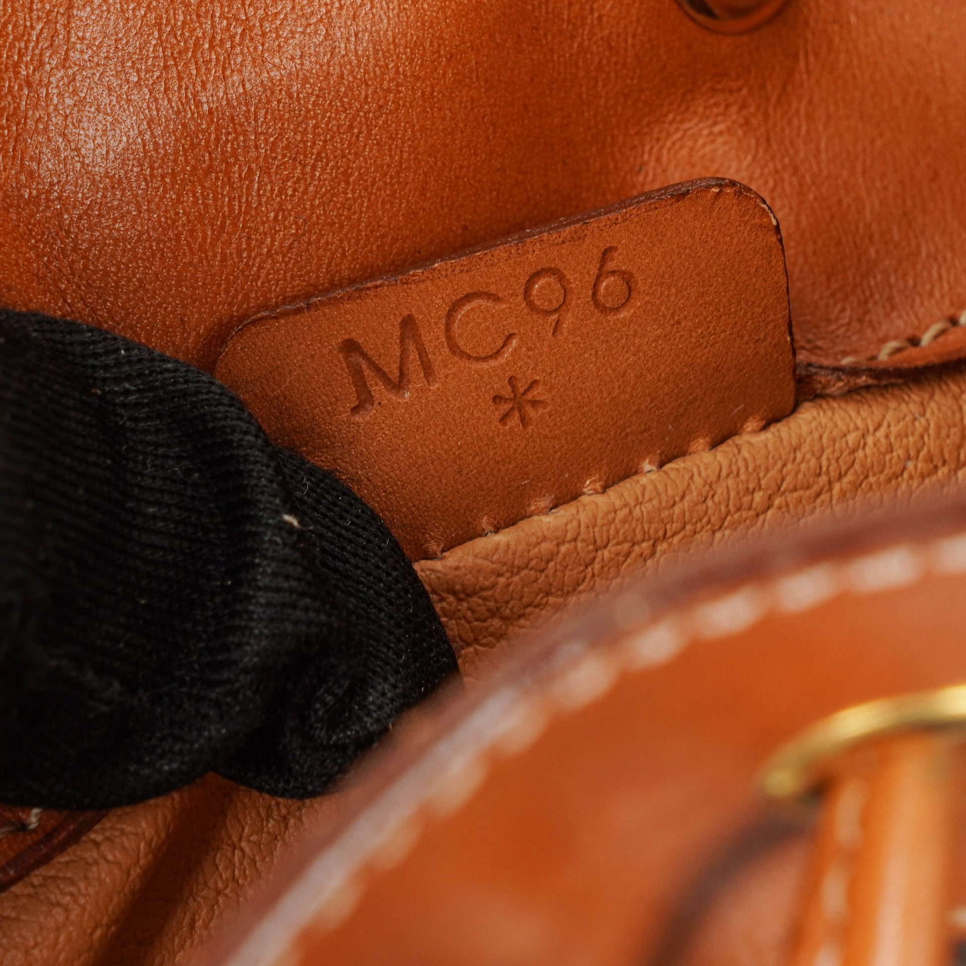CELINE Vintage Macadam Triomphe Beuteltasche mit Kordelzug in Braun