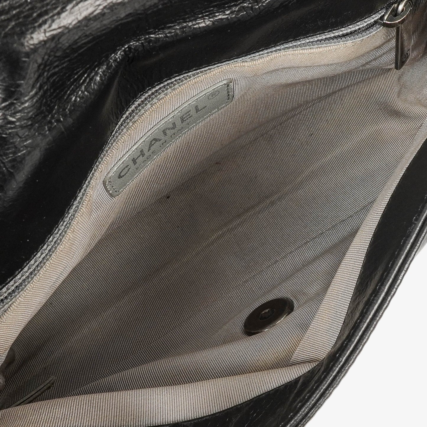CHANEL Single Flap Bag aus schwarzem gestepptem Leder