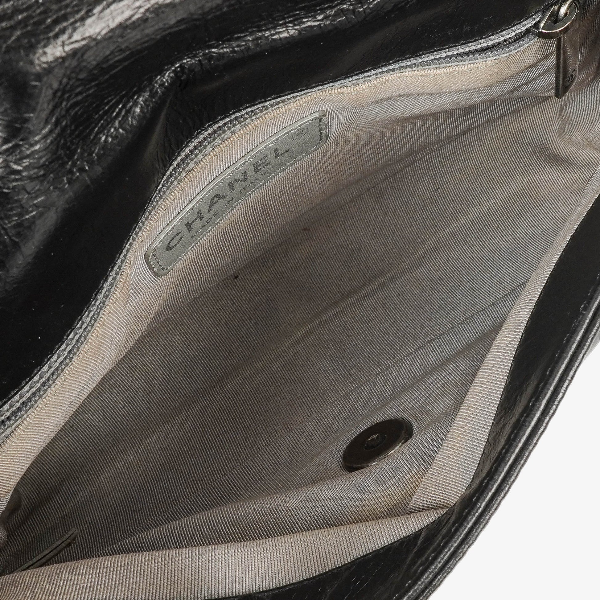 CHANEL Single Flap Bag aus schwarzem gestepptem Leder