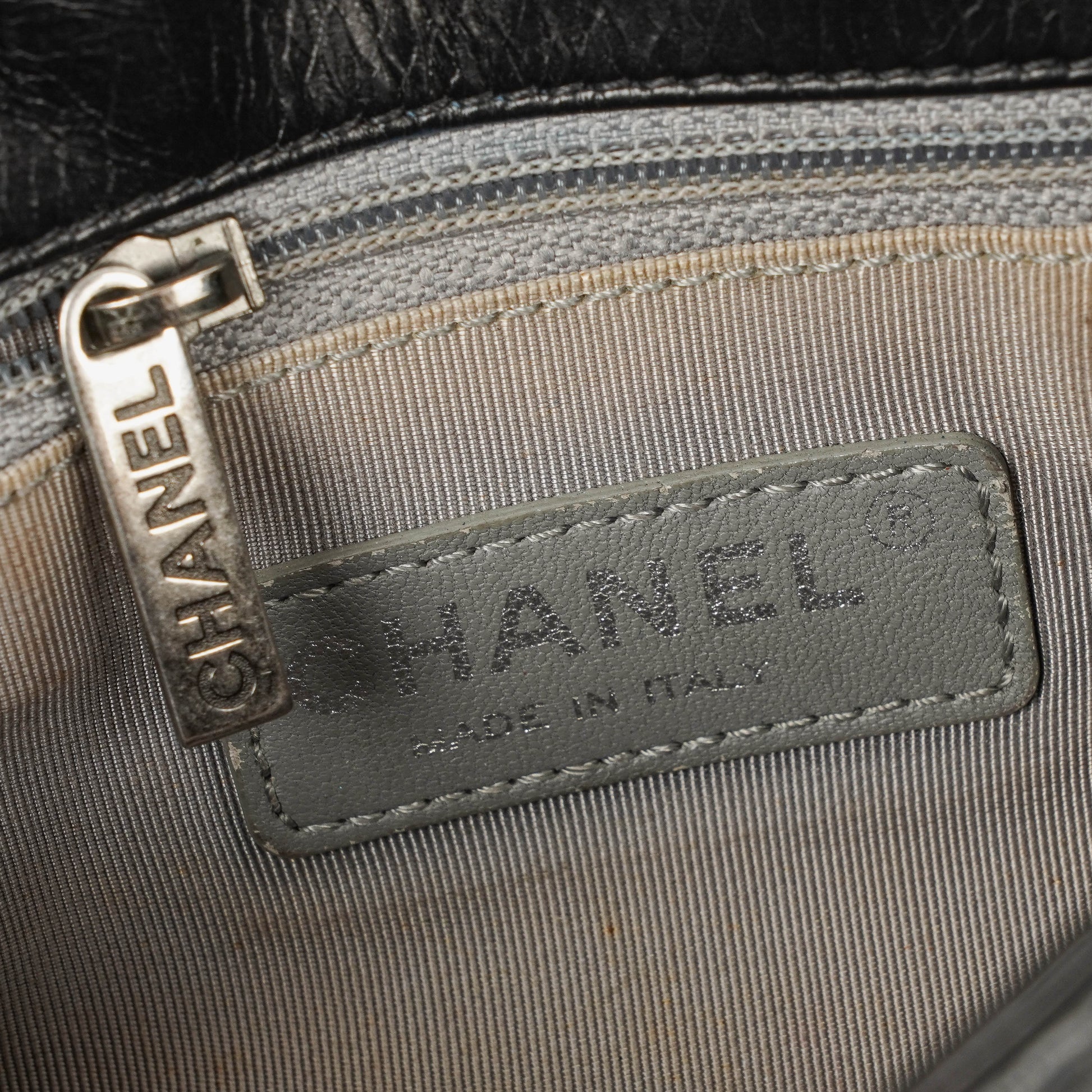 CHANEL Single Flap Bag aus schwarzem gestepptem Leder