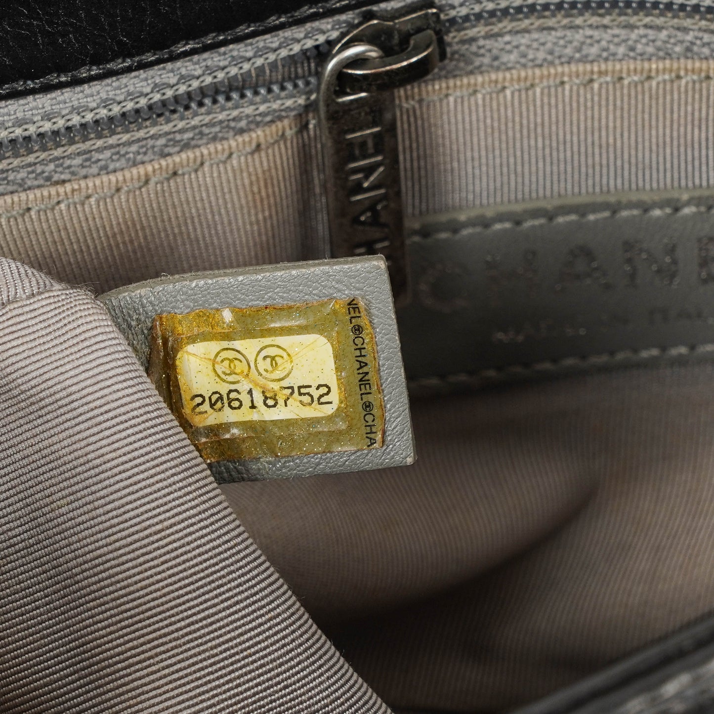 CHANEL Single Flap Bag aus schwarzem gestepptem Leder