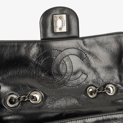 CHANEL Single Flap Bag aus schwarzem gestepptem Leder