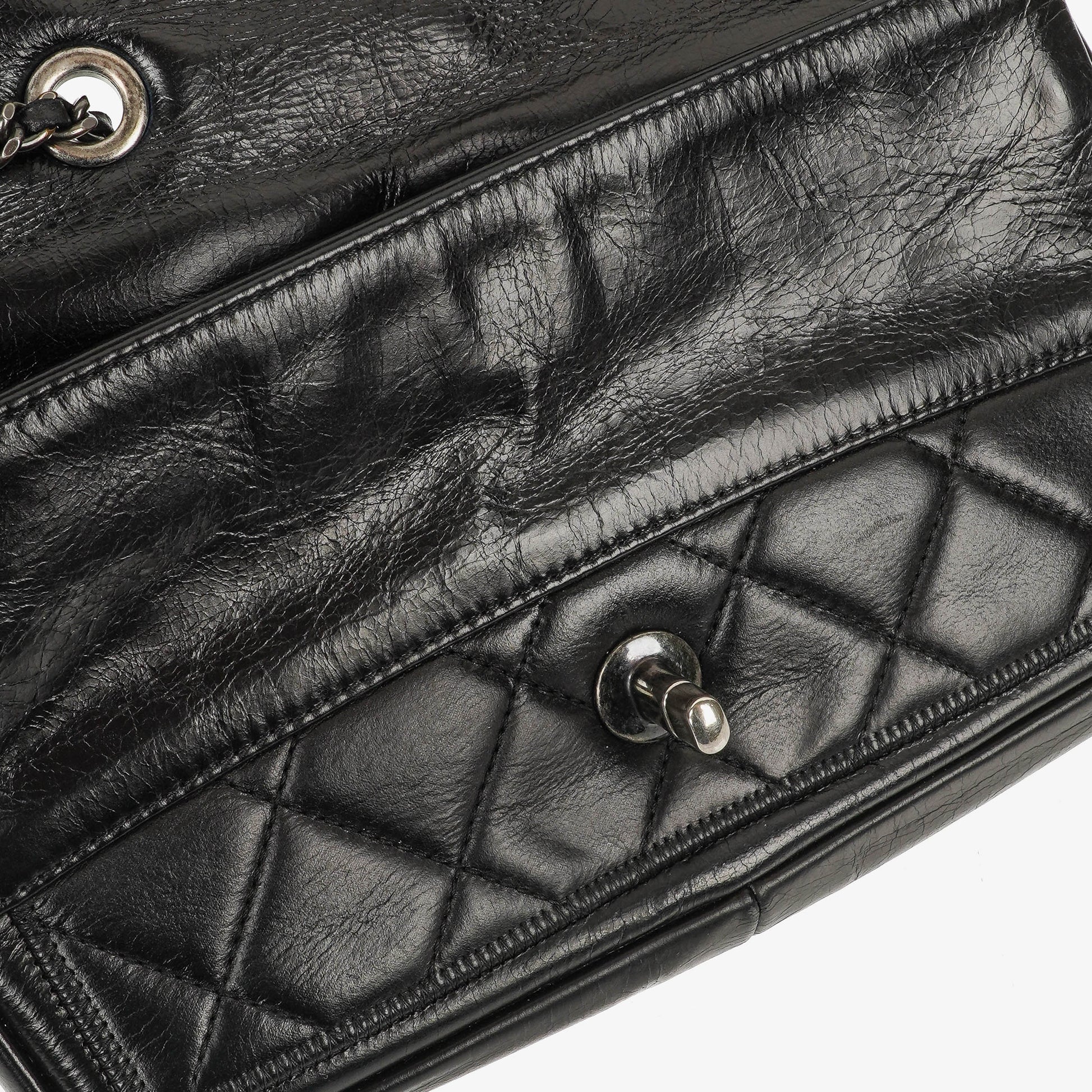 CHANEL Single Flap Bag aus schwarzem gestepptem Leder