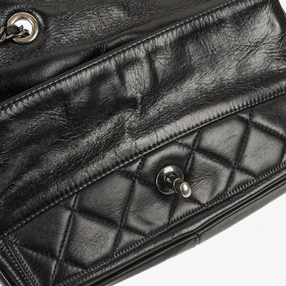 CHANEL Single Flap Bag aus schwarzem gestepptem Leder