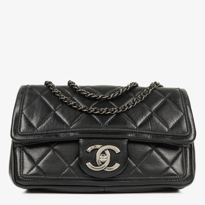 CHANEL Single Flap Bag aus schwarzem gestepptem Leder