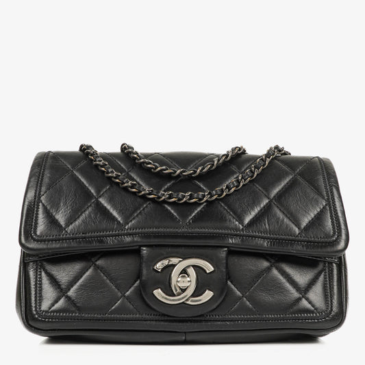 CHANEL Single Flap Bag aus schwarzem gestepptem Leder