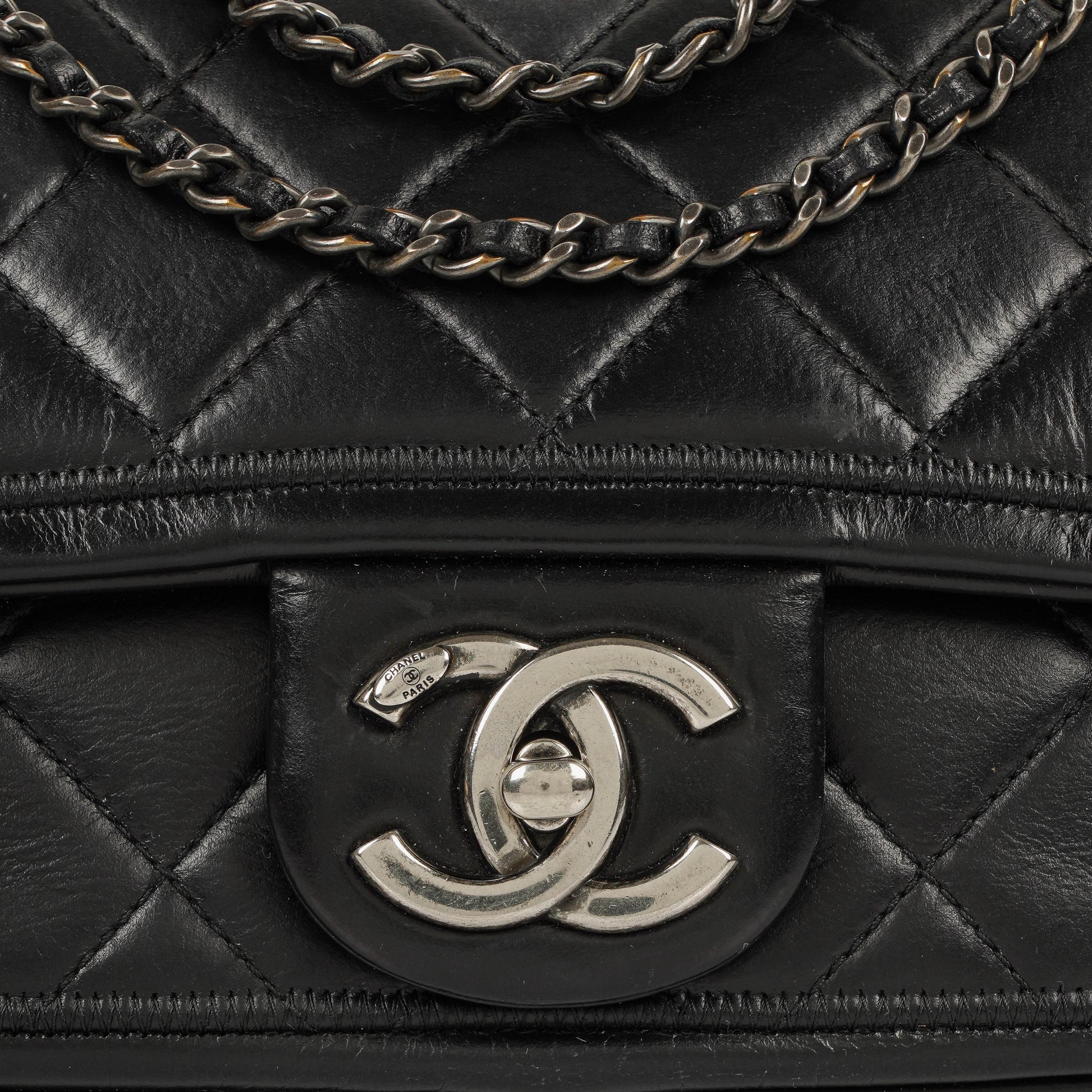 CHANEL Single Flap Bag aus schwarzem gestepptem Leder