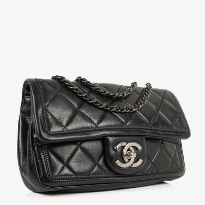 CHANEL Single Flap Bag aus schwarzem gestepptem Leder