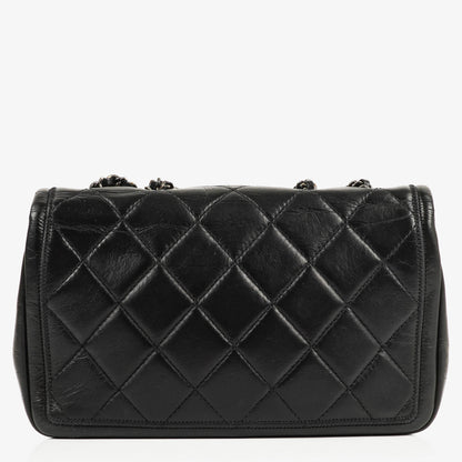 CHANEL Single Flap Bag aus schwarzem gestepptem Leder