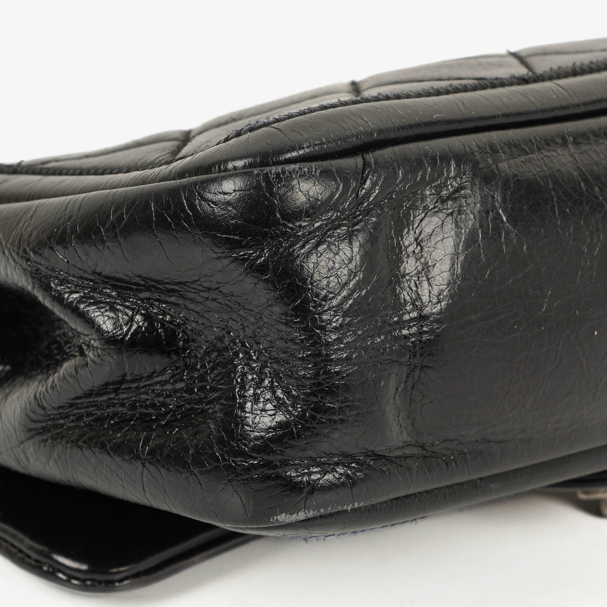 CHANEL Single Flap Bag aus schwarzem gestepptem Leder