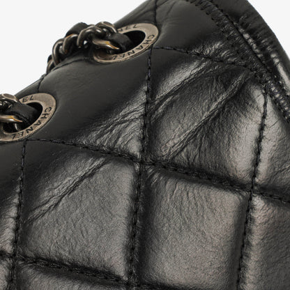 CHANEL Single Flap Bag aus schwarzem gestepptem Leder