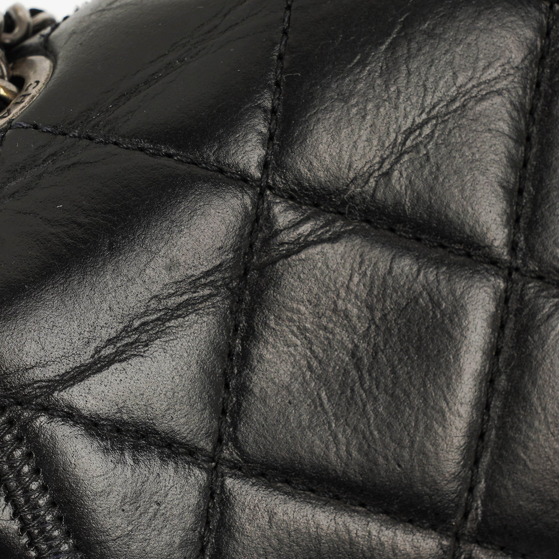 CHANEL Single Flap Bag aus schwarzem gestepptem Leder