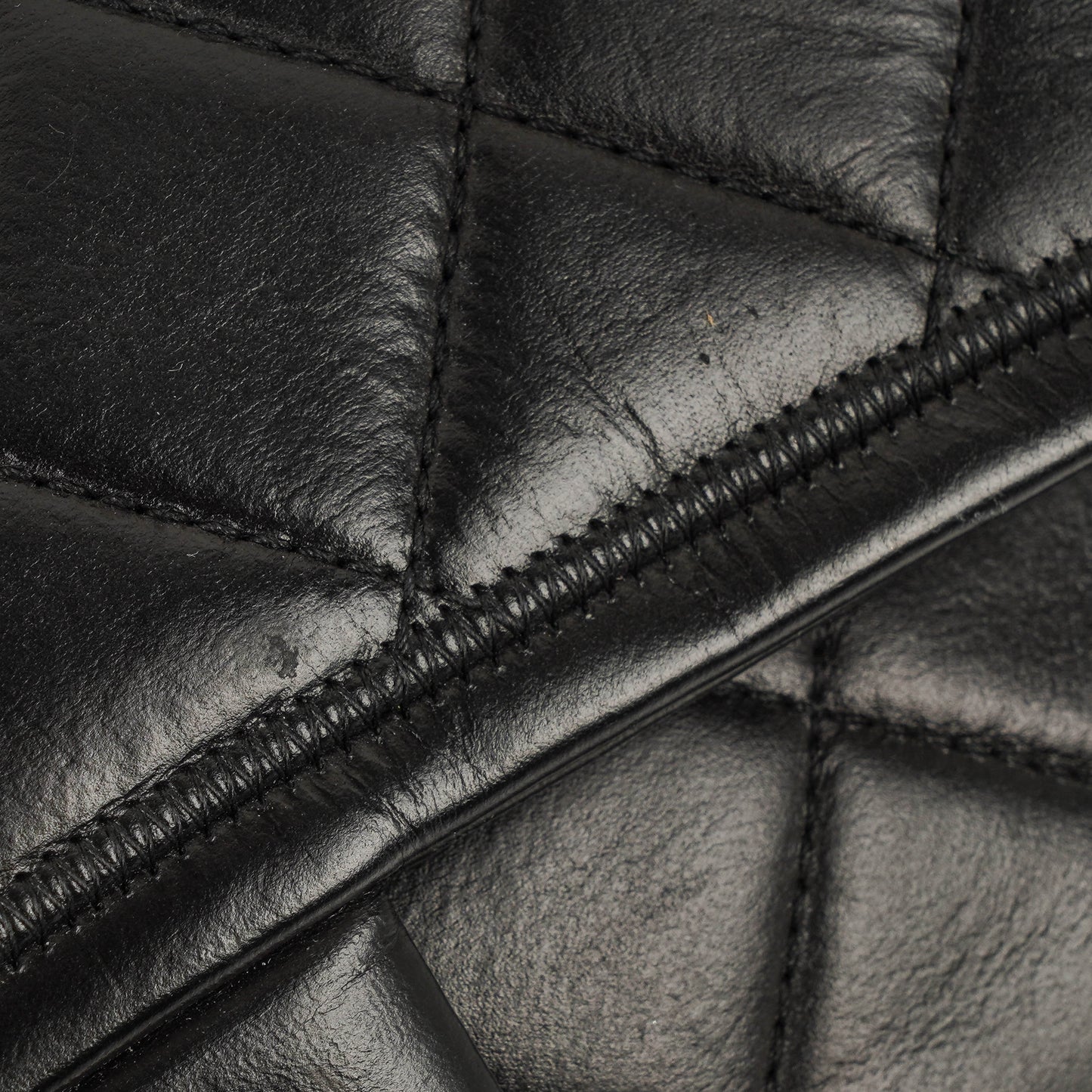 CHANEL Single Flap Bag aus schwarzem gestepptem Leder