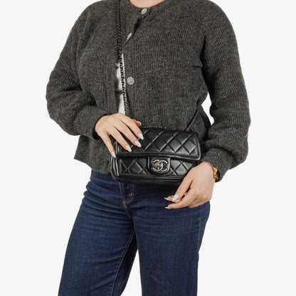 CHANEL Single Flap Bag aus schwarzem gestepptem Leder