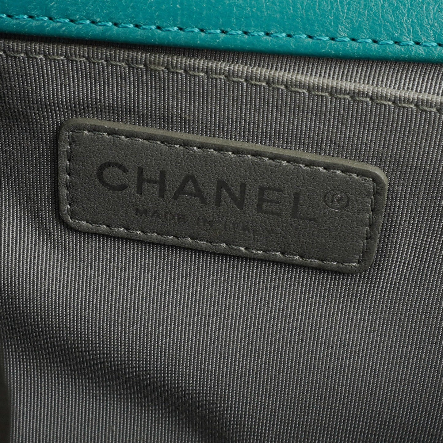 CHANEL Old Medium Boy Flap Bag aus grünem Lackleder mit Ruthenium-Beschlägen