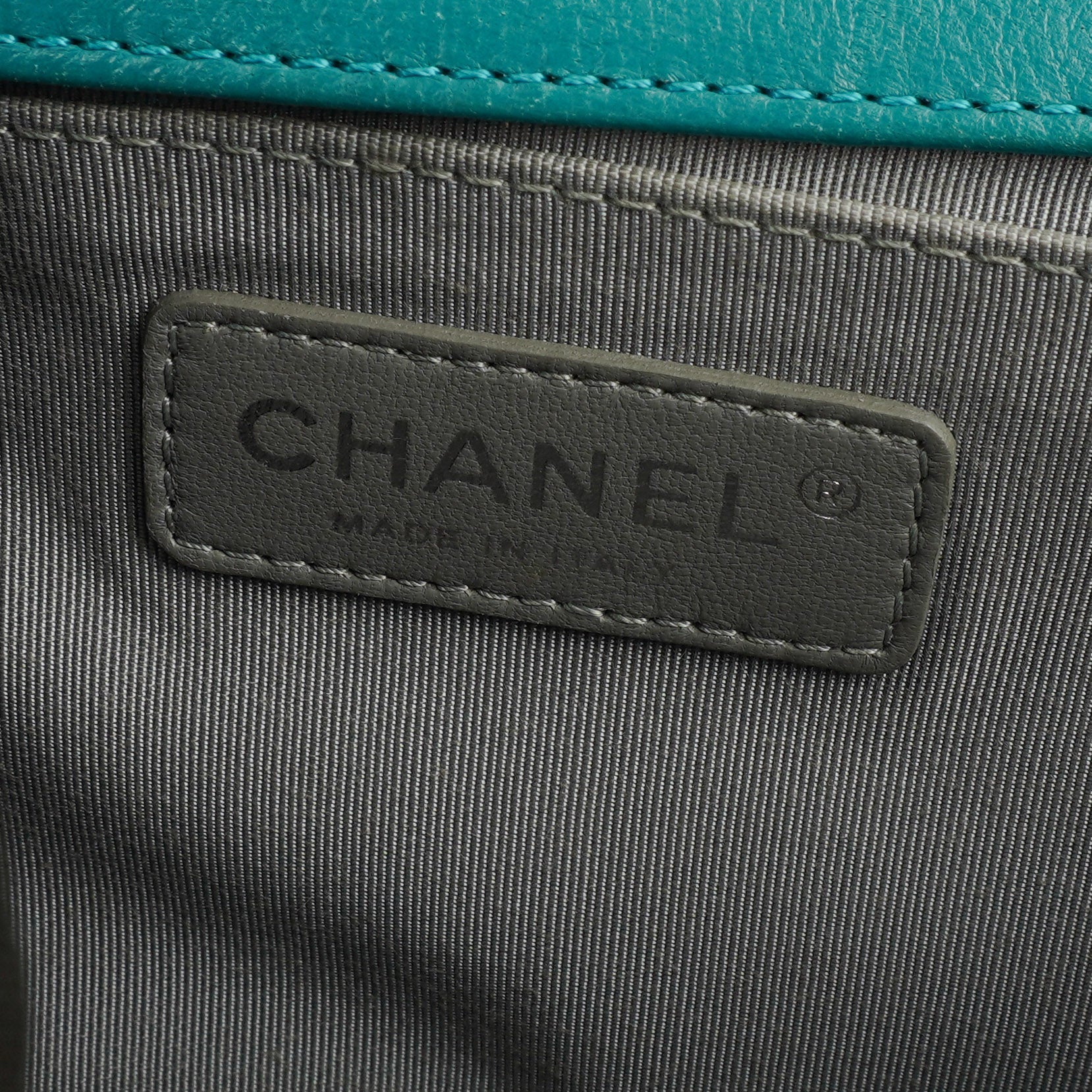 CHANEL Old Medium Boy Flap Bag aus grünem Lackleder mit Ruthenium-Beschlägen