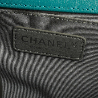 CHANEL Old Medium Boy Flap Bag aus grünem Lackleder mit Ruthenium-Beschlägen