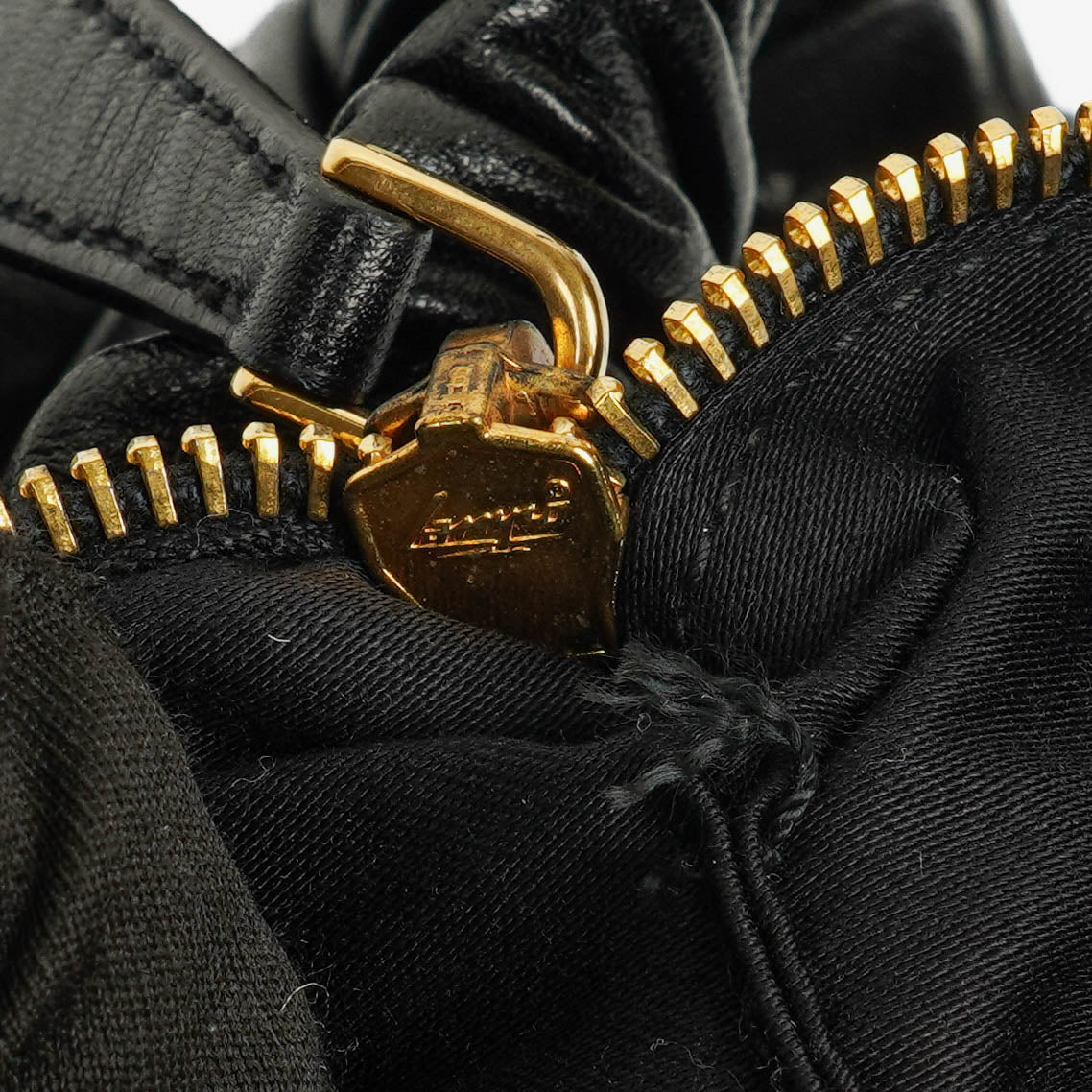 Miu Miu Vitello Satchel Tasche in Schwarz