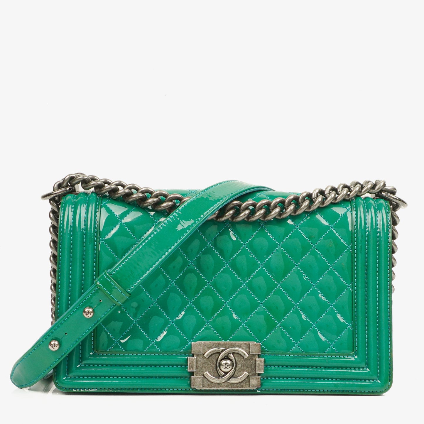 CHANEL Old Medium Boy Flap Bag aus grünem Lackleder mit Ruthenium-Beschlägen