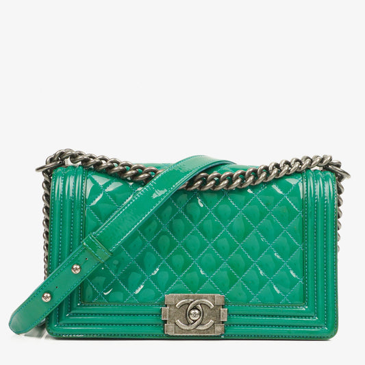 CHANEL Old Medium Boy Flap Bag aus grünem Lackleder mit Ruthenium-Beschlägen