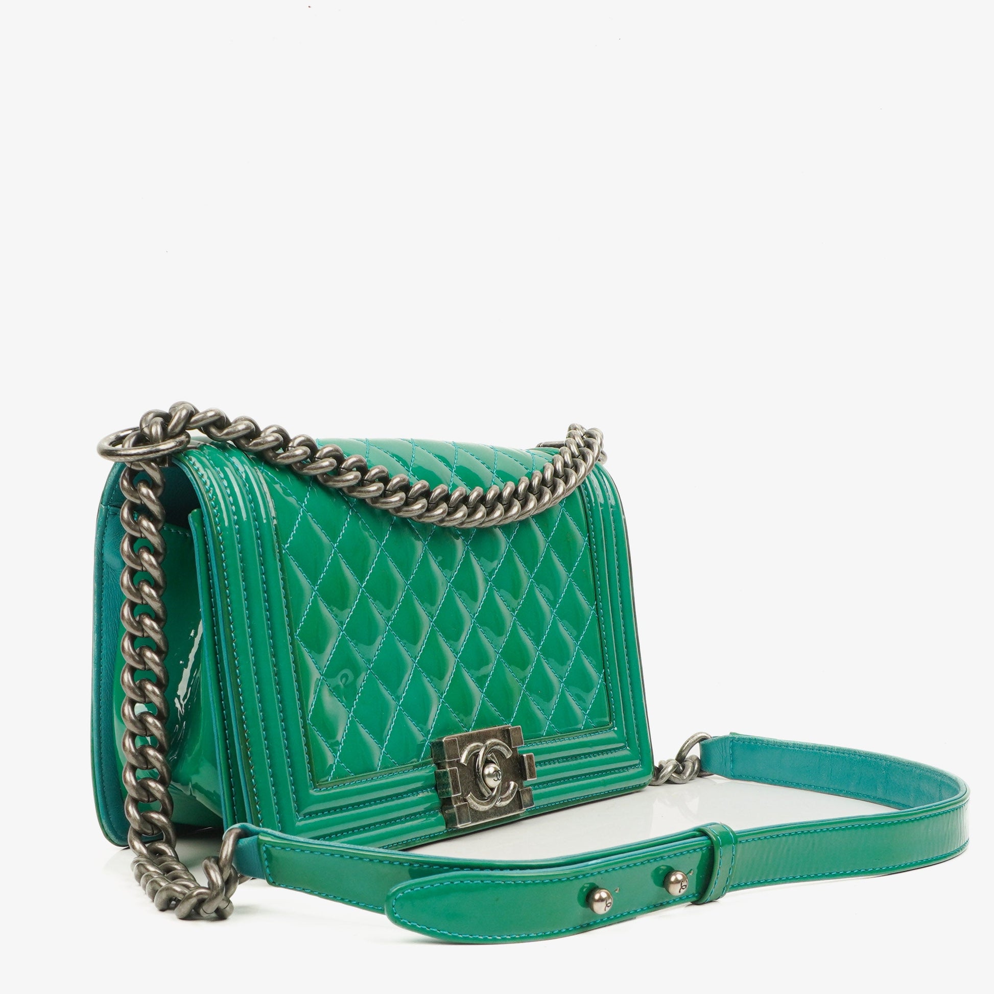 CHANEL Old Medium Boy Flap Bag aus grünem Lackleder mit Ruthenium-Beschlägen