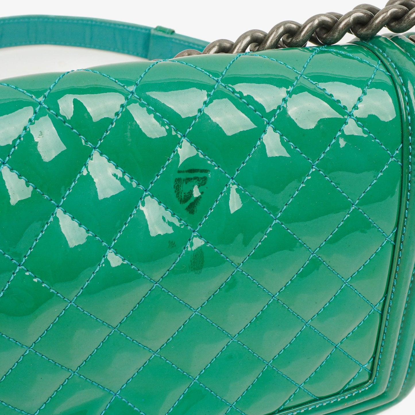 CHANEL Old Medium Boy Flap Bag aus grünem Lackleder mit Ruthenium-Beschlägen