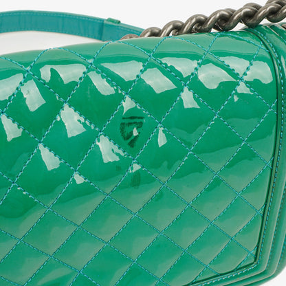 CHANEL Old Medium Boy Flap Bag aus grünem Lackleder mit Ruthenium-Beschlägen