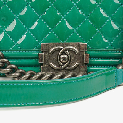 CHANEL Old Medium Boy Flap Bag aus grünem Lackleder mit Ruthenium-Beschlägen