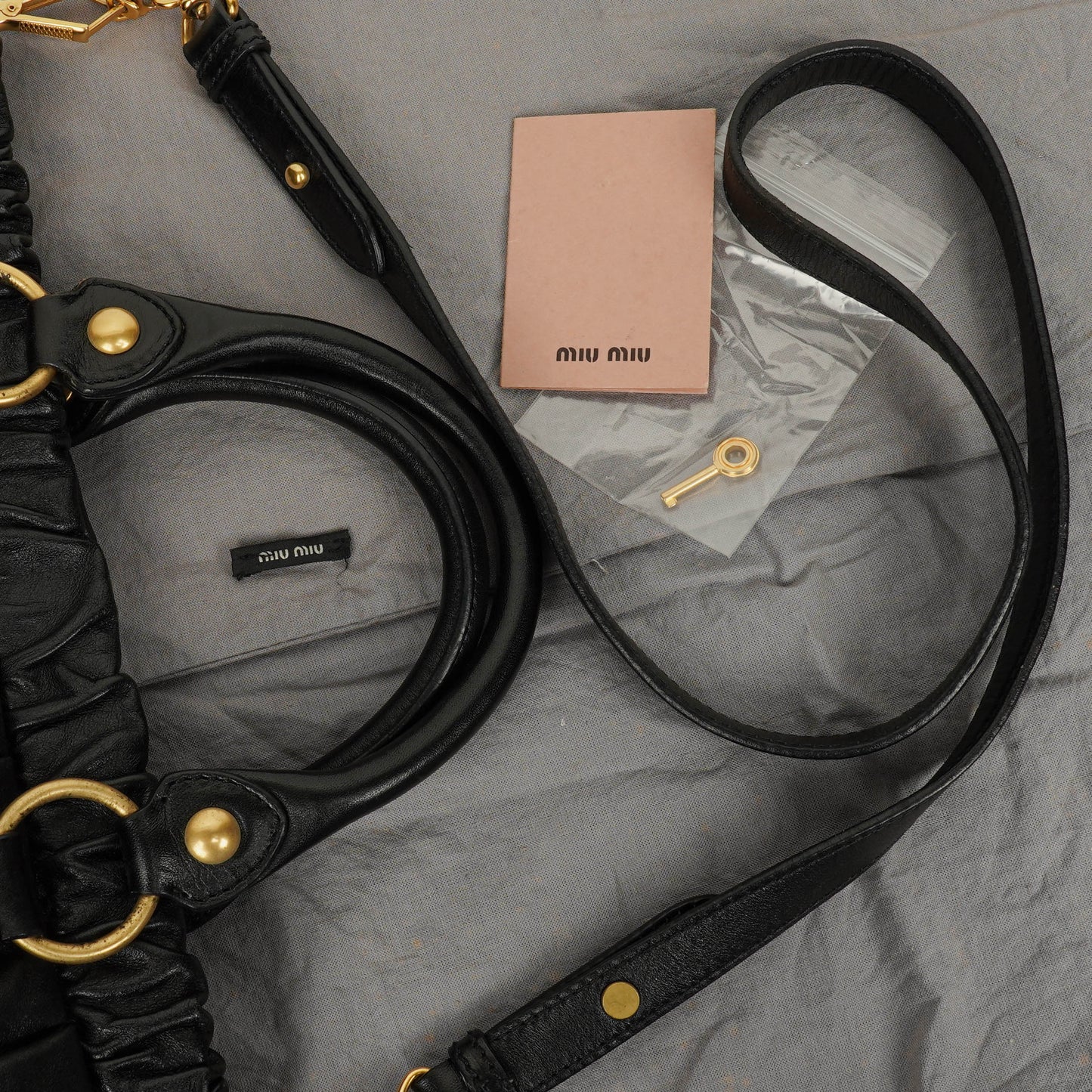 Miu Miu Vitello Satchel Tasche in Schwarz
