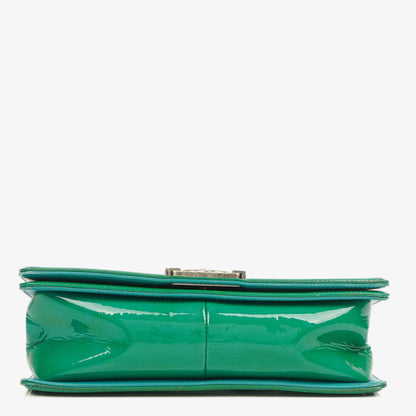 CHANEL Old Medium Boy Flap Bag aus grünem Lackleder mit Ruthenium-Beschlägen