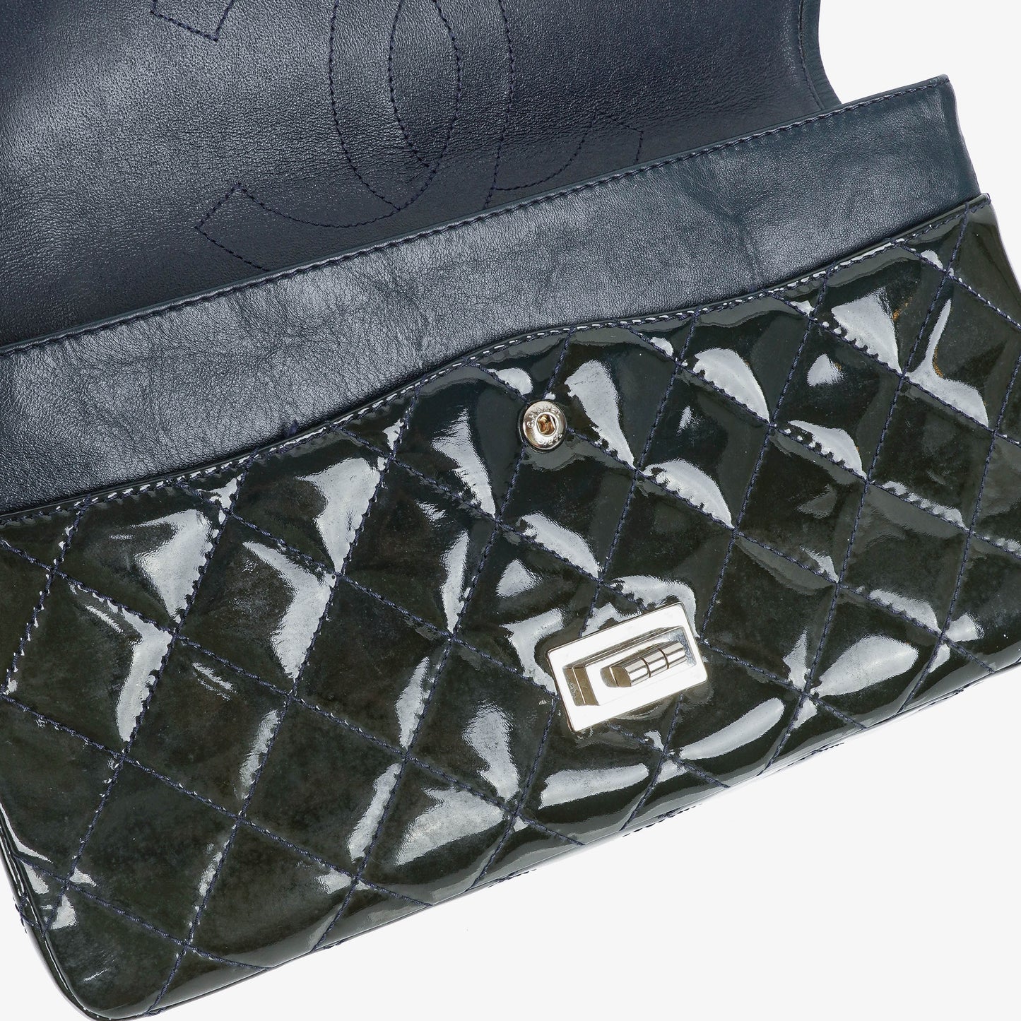 CHANEL 2.55 Reissue Double Flap aus Lackleder mit Ruthenium-Hardware