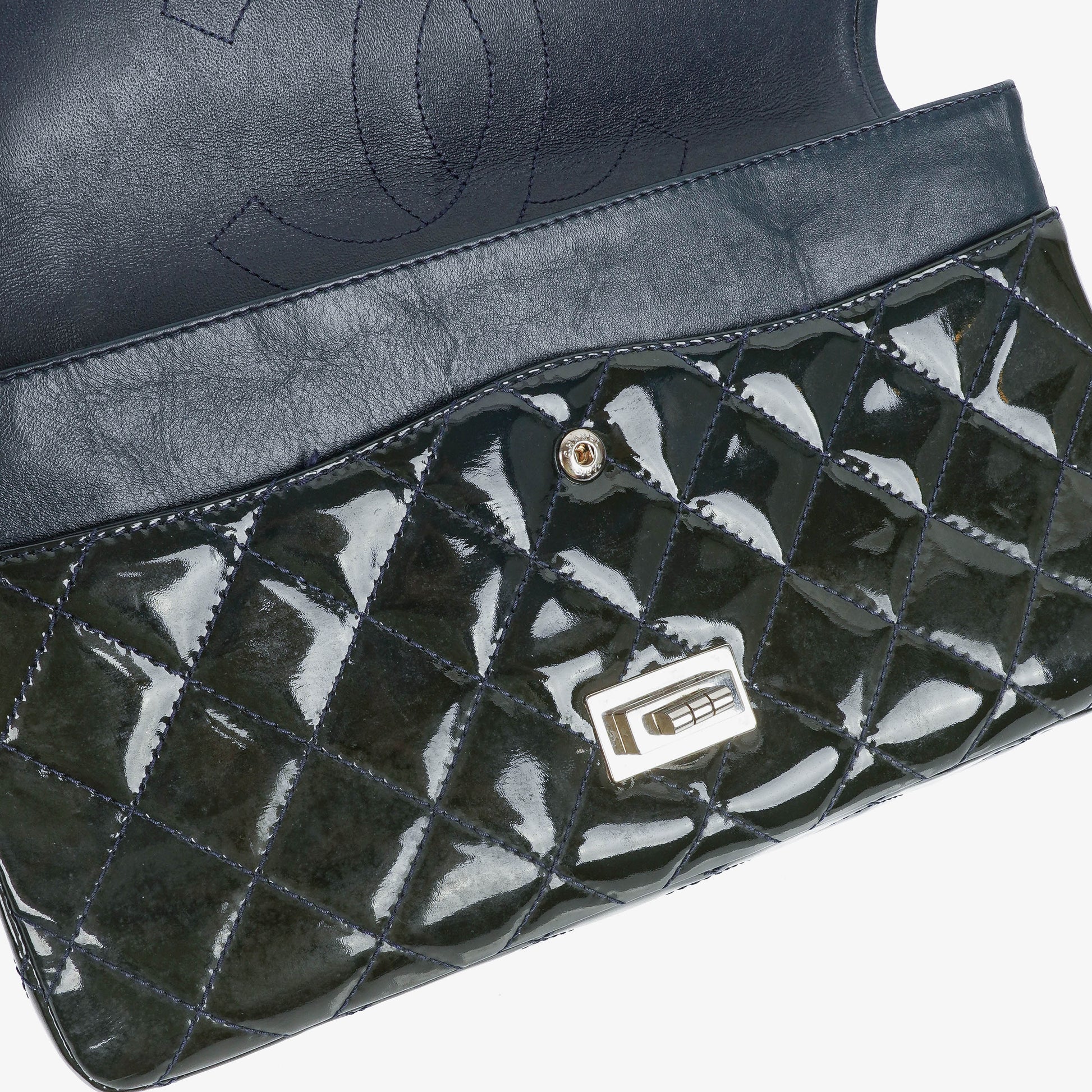 CHANEL 2.55 Reissue Double Flap aus Lackleder mit Ruthenium-Hardware