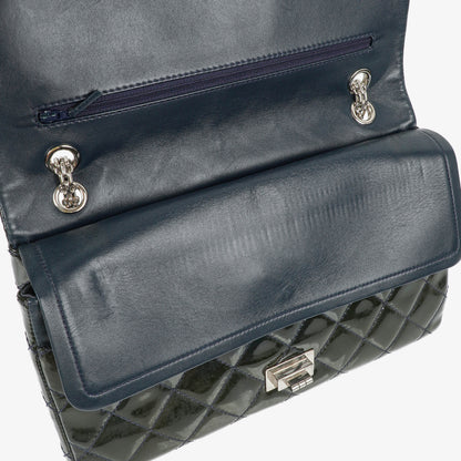 CHANEL 2.55 Reissue Double Flap aus Lackleder mit Ruthenium-Hardware