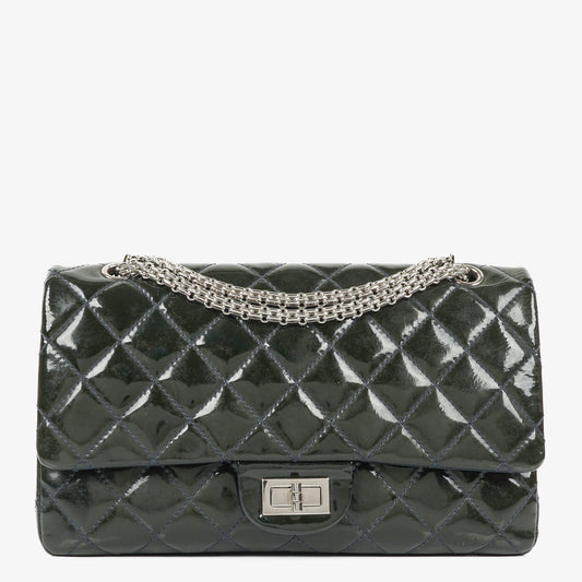 CHANEL 2.55 Reissue Double Flap aus Lackleder mit Ruthenium-Hardware