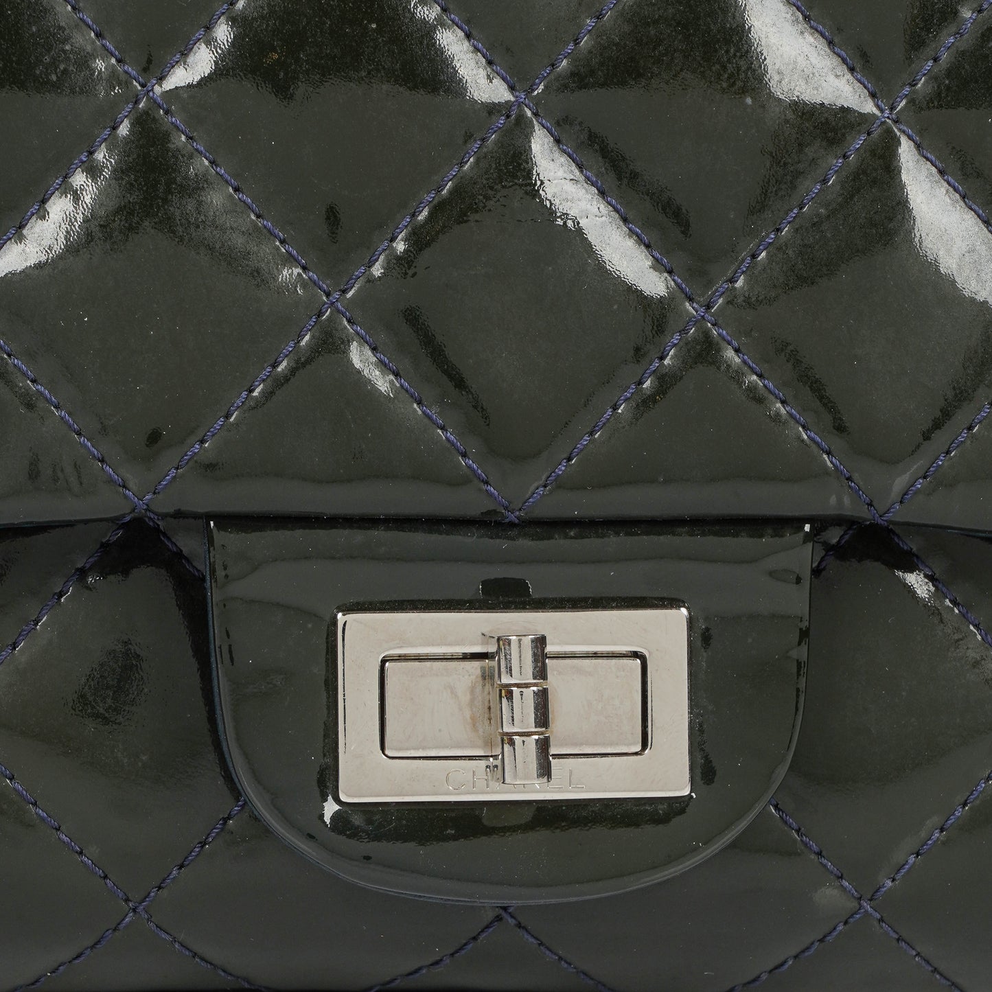 CHANEL 2.55 Reissue Double Flap aus Lackleder mit Ruthenium-Hardware