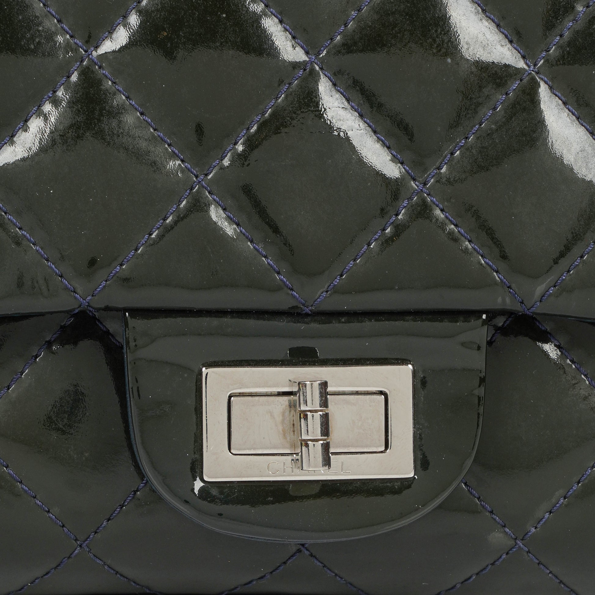 CHANEL 2.55 Reissue Double Flap aus Lackleder mit Ruthenium-Hardware
