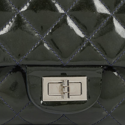 CHANEL 2.55 Reissue Double Flap aus Lackleder mit Ruthenium-Hardware