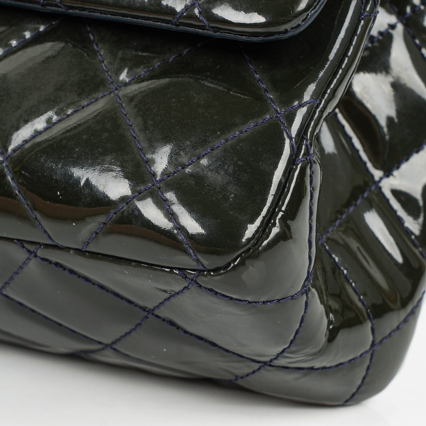 CHANEL 2.55 Reissue Double Flap aus Lackleder mit Ruthenium-Hardware