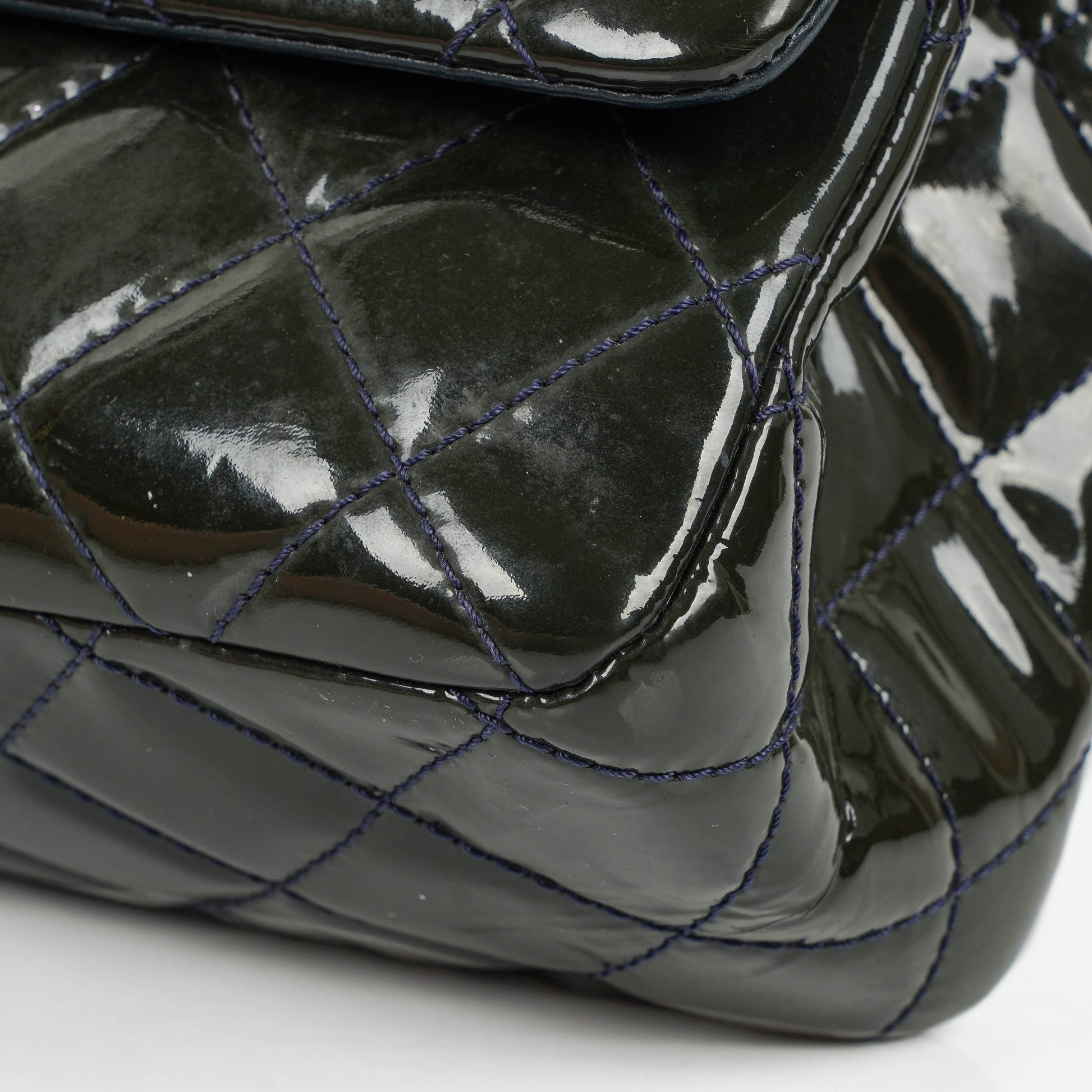 CHANEL 2.55 Reissue Double Flap aus Lackleder mit Ruthenium-Hardware