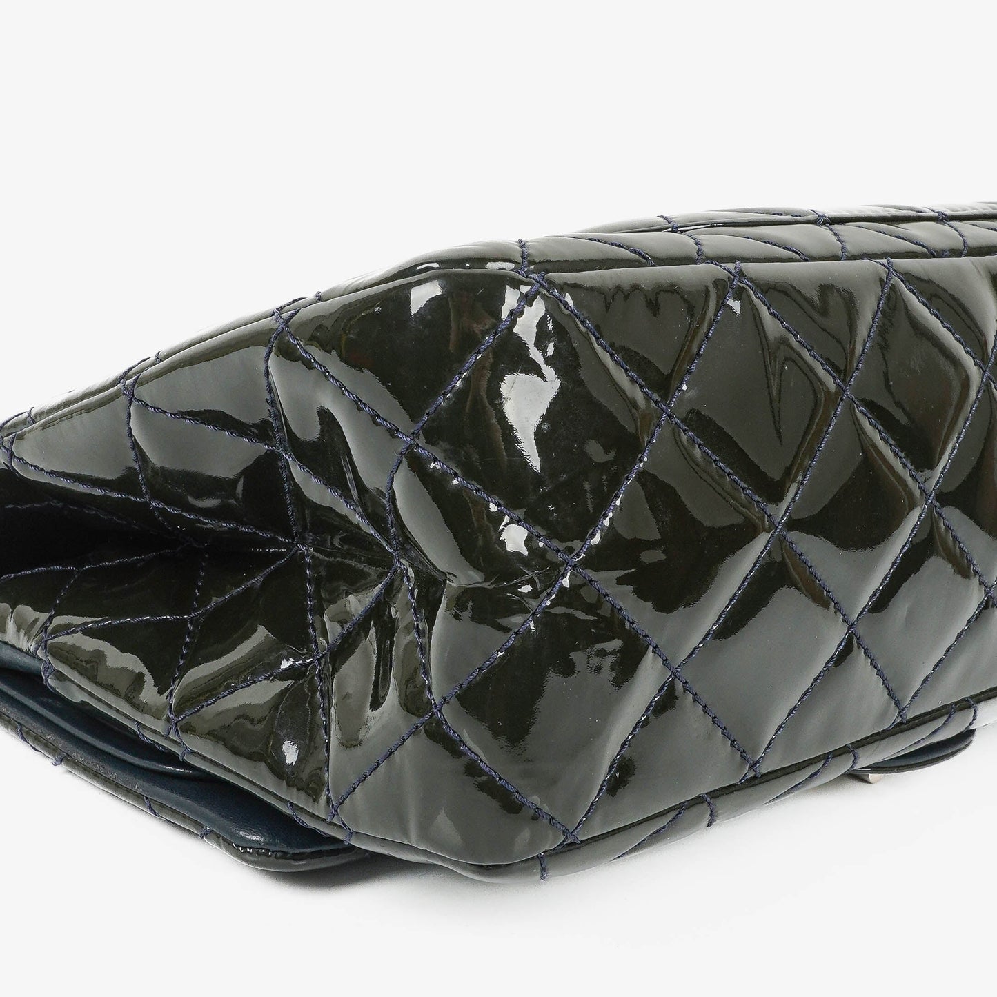 CHANEL 2.55 Reissue Double Flap aus Lackleder mit Ruthenium-Hardware